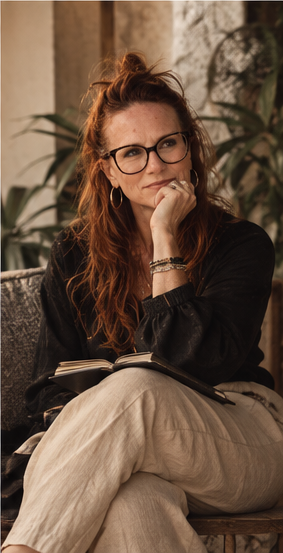 Iemand lezend in studiemateriaal in warm daglicht